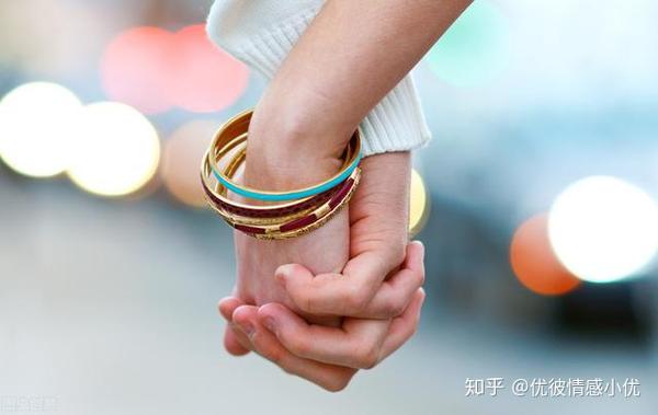 怎么牵手:约会过程中自然牵手的小技巧