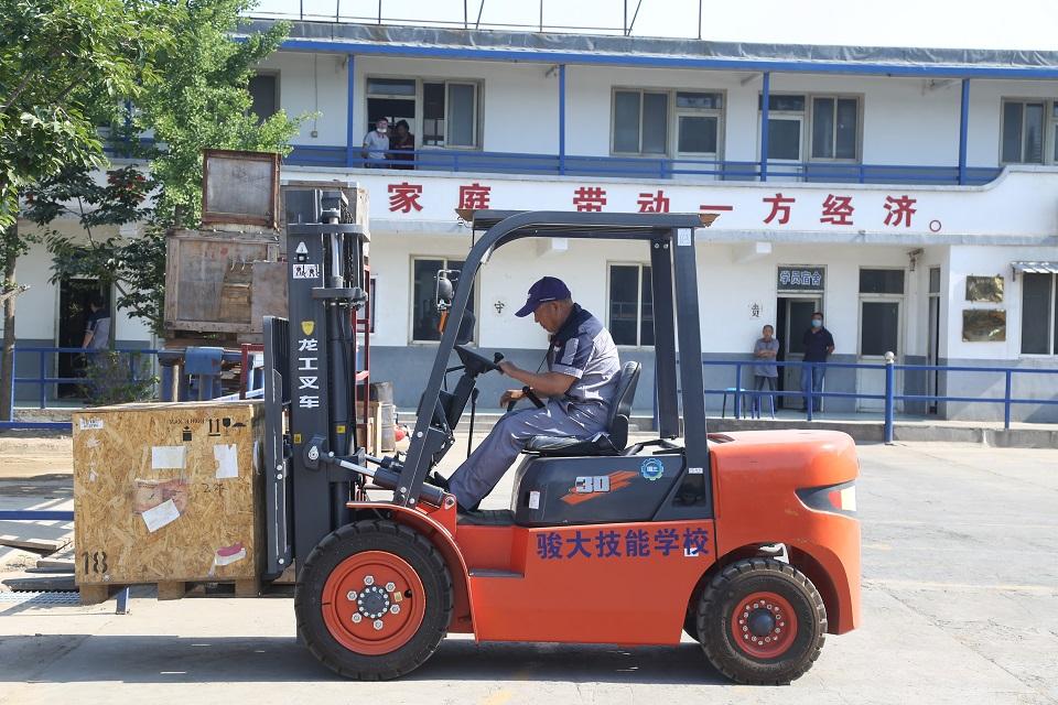山东考叉车证济南叉车培训学校历城区学叉车哪里好?骏