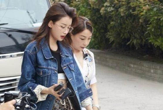 孙怡陪妈妈录节目穿1万9短裤秀大长腿却被妈妈一身贵妇装抢镜