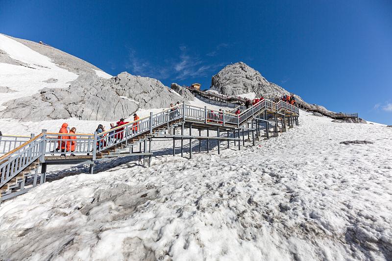 天气那么热,有没有想过去玉龙雪山登山纳凉