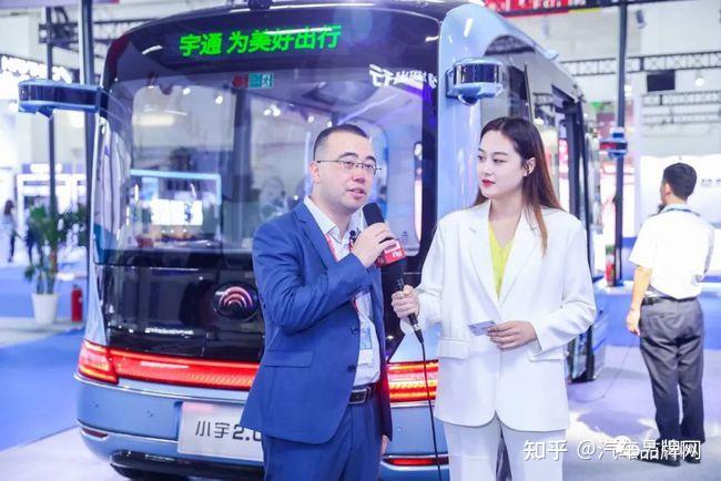 "开展首日,宇通客车展台人头攒动,小宇凭借高级感满满的蓝色,太空舱式
