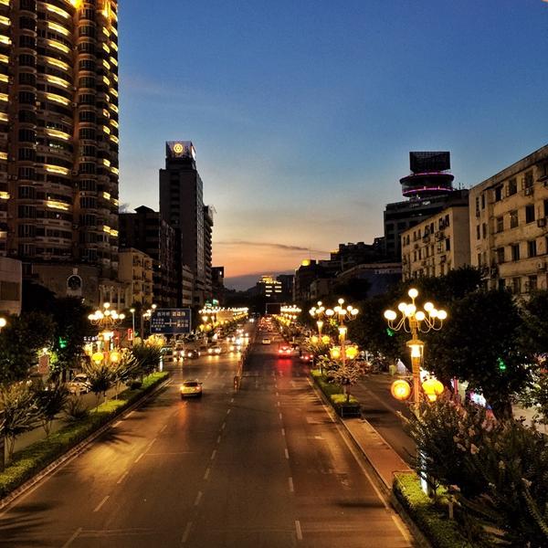 夏日夜晚空空的街道