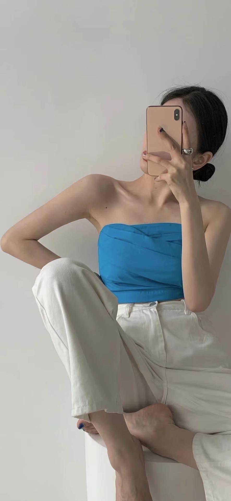 发一些美女壁纸?