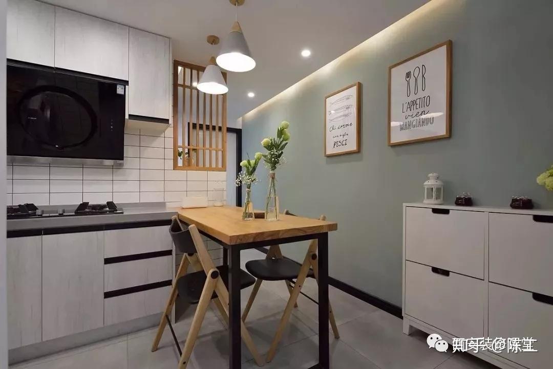 进门就是餐厅空间,与开放式厨房一体设计,厨房白色格子瓷砖,搭配