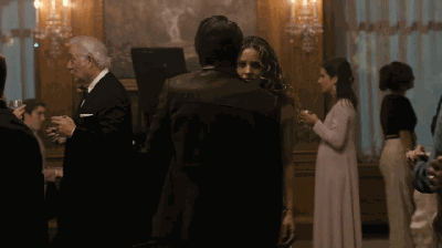 能有一番大成就,你看你…… 话还没说完,艾比就拉着文森特去跳舞了