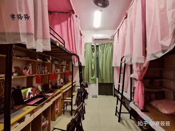 金职院有多栋宿舍楼,分为四人寝,六人寝(看学院和专业分寝室)and八人