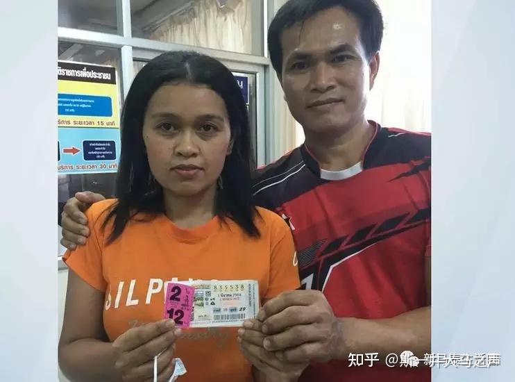 近日泰国甲米府一名女子在网上晒出自己中彩票的图片,并且跟媒体记者