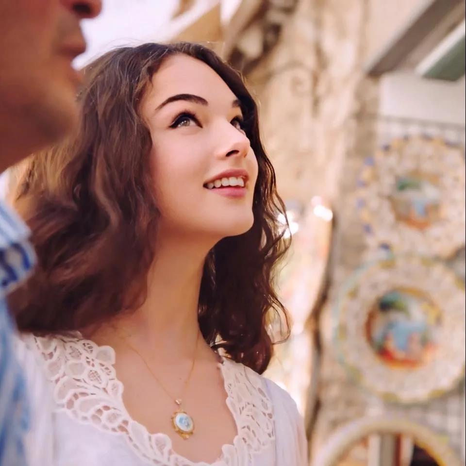 作为"全球最美女神"的女儿,她的颜值能否超越妈妈?