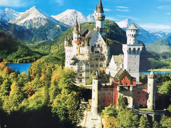 德国境内最著名和最受欢迎的旅游景点之一,也是著名的迪士尼城堡的