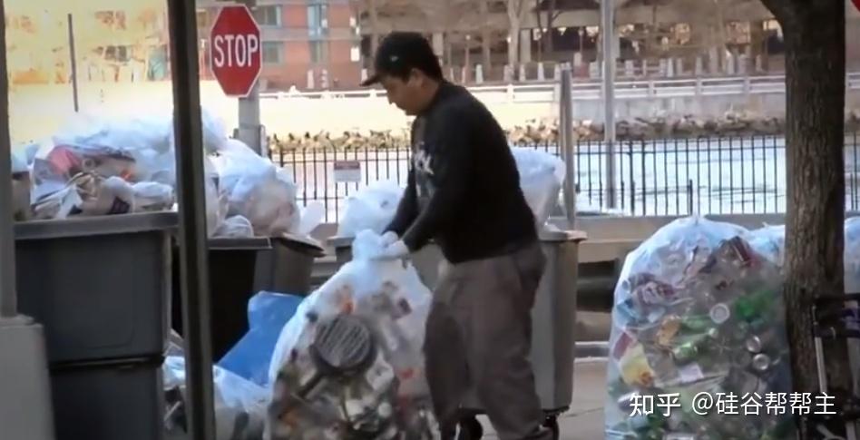 现在,纽约的拾荒客每年都在以倍数增长,只因为纽约的失业率越来越高