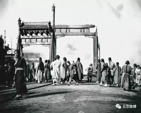 1912年,北京"壬子兵变"后被烧毁的东四路口"履仁"牌楼西向