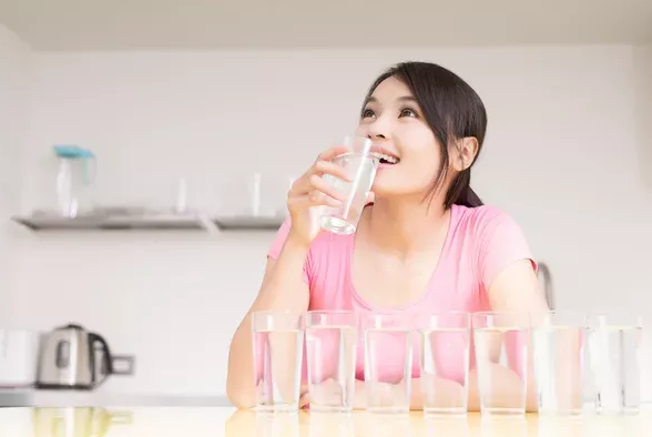 3个时刻千万别喝水,毁肾伤心脏!2个时刻不渴也要喝,堪称"救命水"