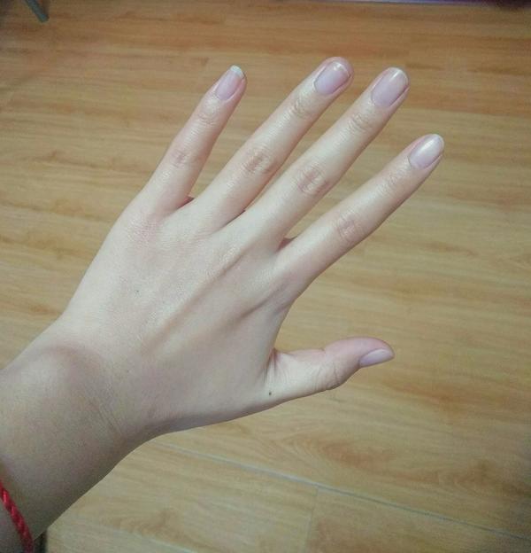 个人的审美觉得,指甲形状为细长的好看,尤其是涂了指甲油或者做了