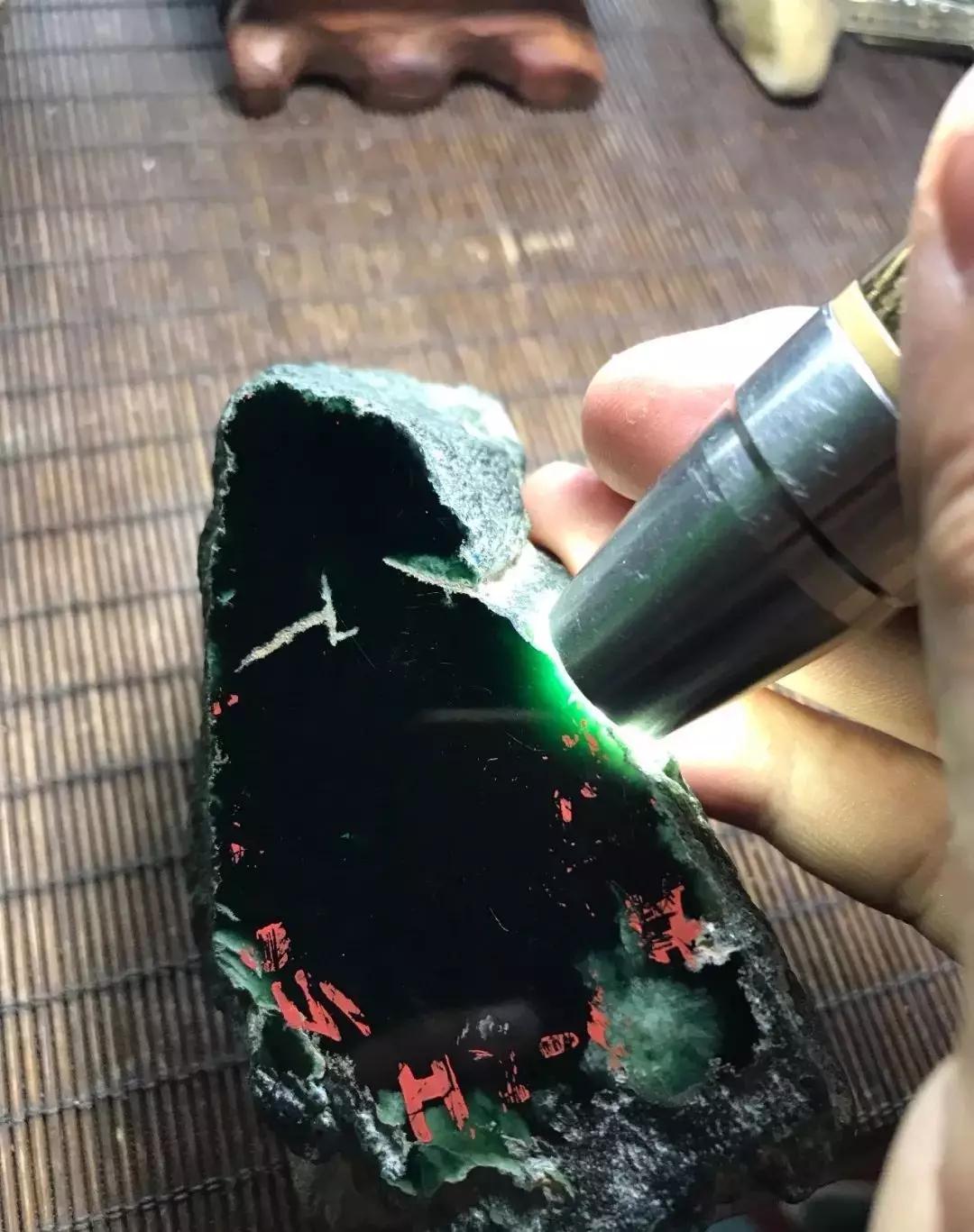 一块莫西沙原石切出被称为"情人的影子"的墨翠,雕刻出