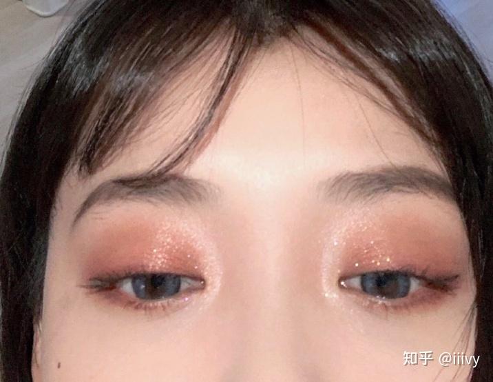 再加上现在眼影盘都讲究色彩搭配,眼影的功能性更强,所以女生们对于眼