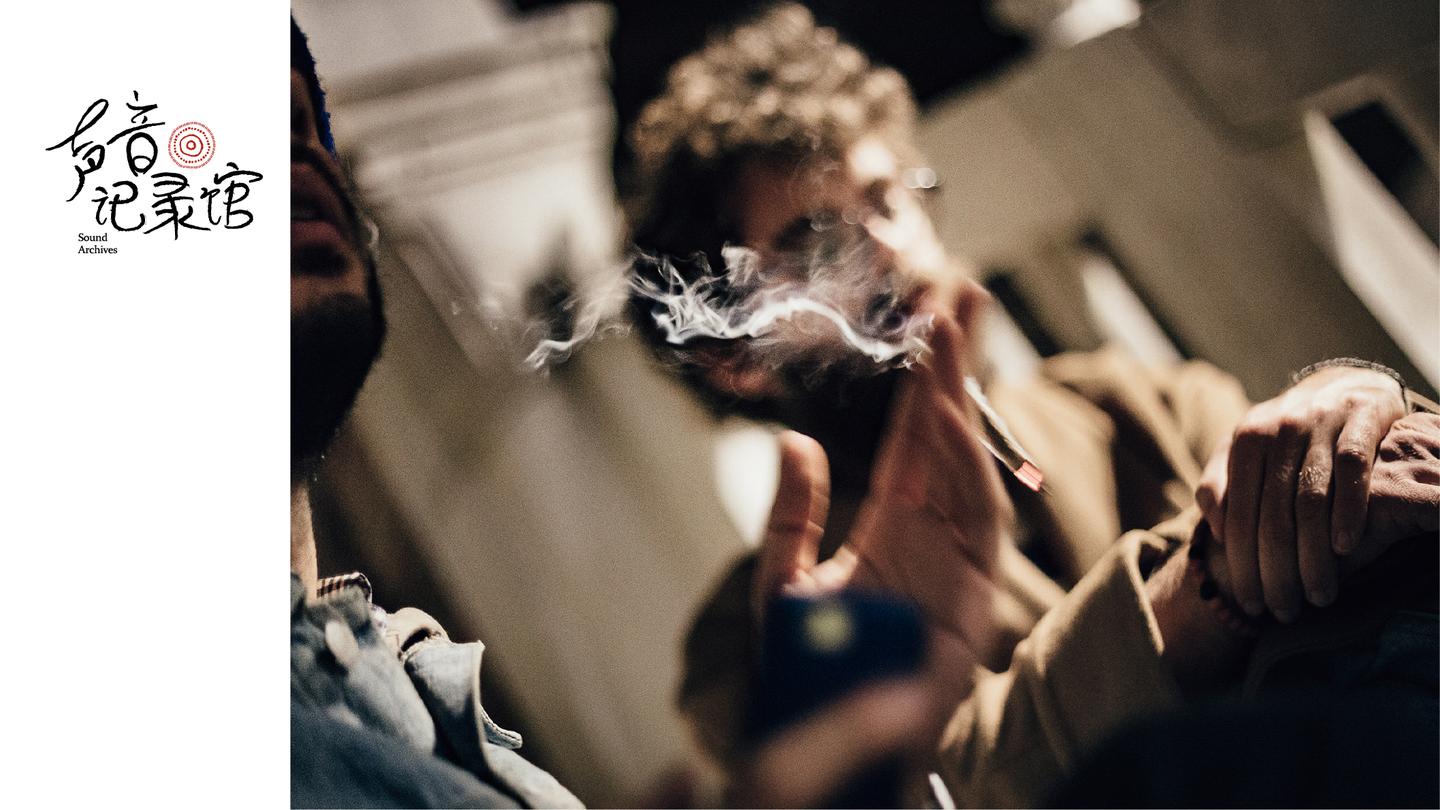夜深人静,窗外灯火通明,修长的手指夹着一根快要燃尽的香烟,一张轮廓