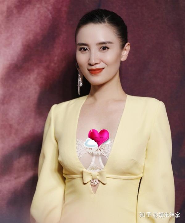 宋佳内衣外露惊艳亮相!黄渤待一边等合影?网友:性感却