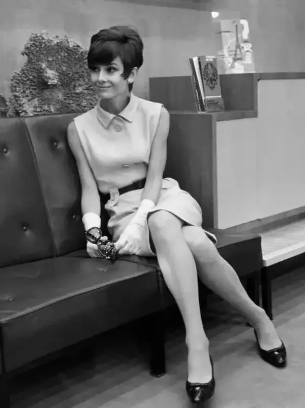 《龙凤配》中,赫本扮演的女主角sabrina以黑色吸烟裤搭配黑色平底芭蕾