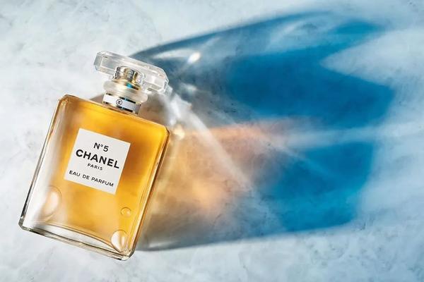 玫瑰 茉莉 依兰 后调:香根草 雪松这款chanel n°5 eau de parfum