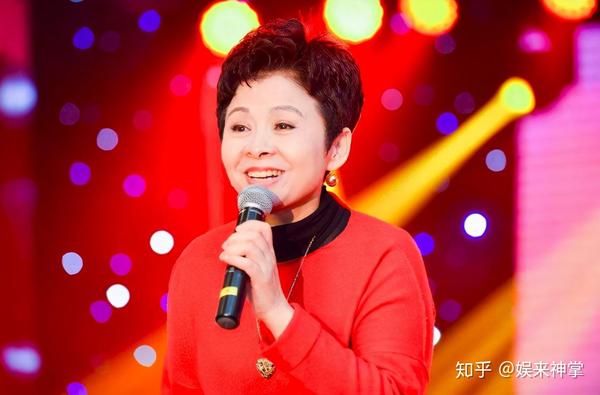 58岁董文华近照!皮肤白皙充满贵妇气质,与丈夫相爱40年