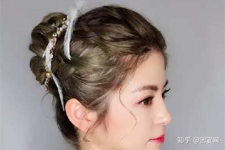 丸子头 即在头顶扎成一个丸子状的发型,露出整个五官以给人活泼阳光