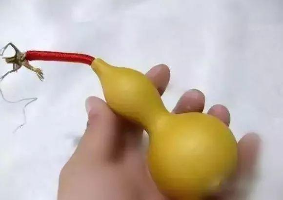 小葫芦缠了红绳非常有传统的味道,很美观,同时又能尽量的保护龙头不