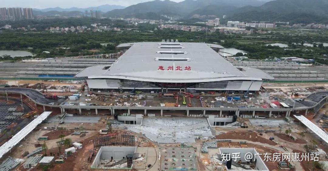 白石路航拍实景白石路设计时速60km/h据了解,惠州北站综合交通枢纽