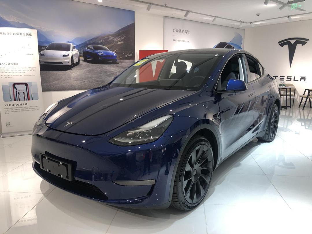 特斯拉model y汽车,特斯拉汽车modely 探店特斯拉modely单日定出近百辆降价刺激销量飙升