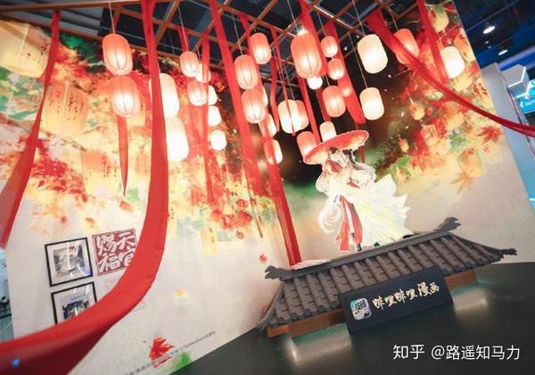 放上了灰灰画的花怜立牌,还有超美的灯笼和红绸带.
