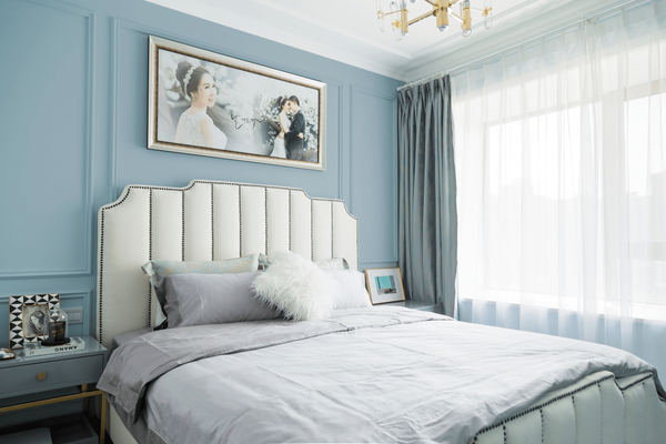 卧室 雾霾蓝墙体与白色床头搭配,让整个空间变得温柔宁静,其实生活就