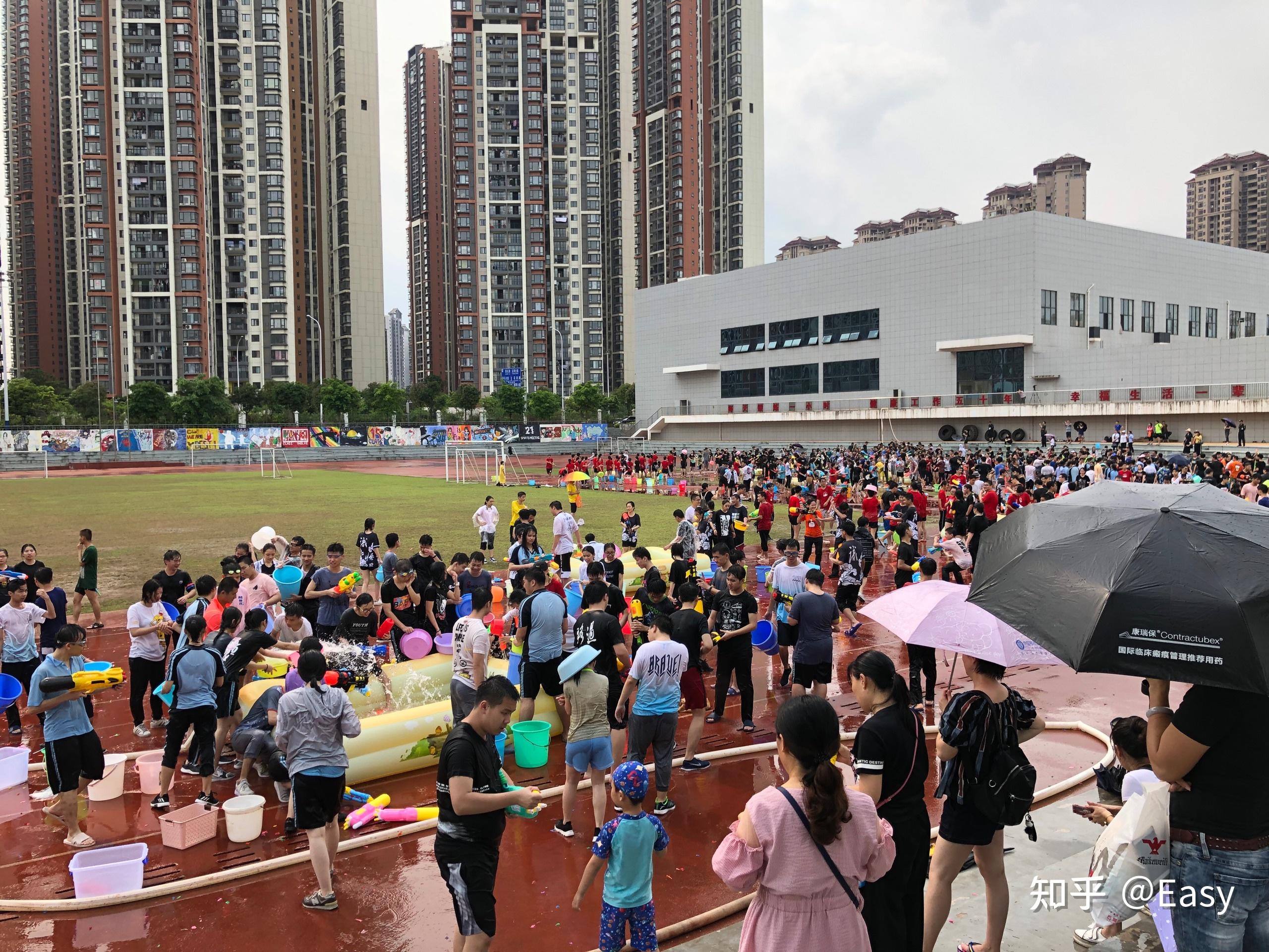 如何看待南宁五象三中成人礼穿汉服雨中向父母集体行跪拜礼