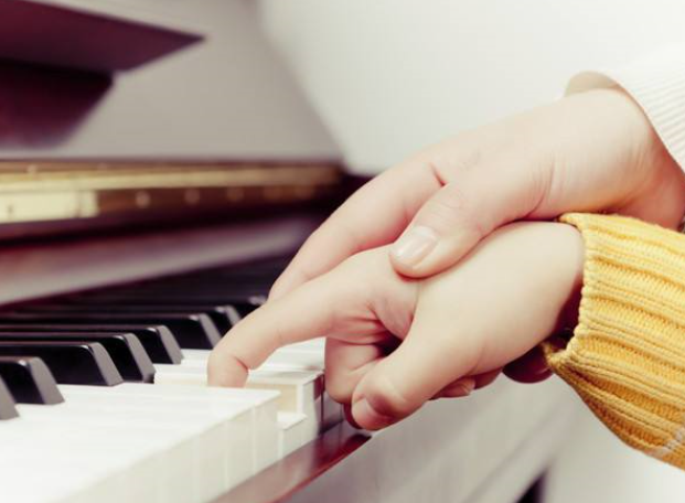 你是不是对弹钢琴的手有什么误解?