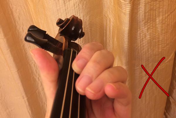 如下图: 小提琴左手按弦一侧的手指在指尖按弦时切忌横向按弦,也就是