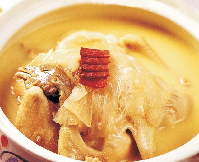 为什么作为"高级食材"的鱼翅需要用身为"低级食材"的老母鸡汤来提味呢