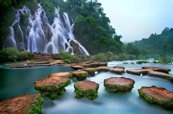 小七孔风景区 位于贵州省荔波县城南部30余公里的群峰之中 景区全长7