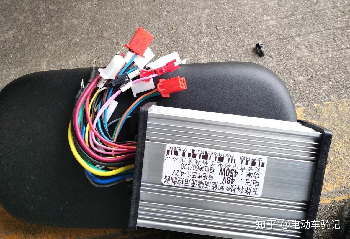 控制器的电动车其实既可以是48v,也可以是60v,控制器上有一根对插线