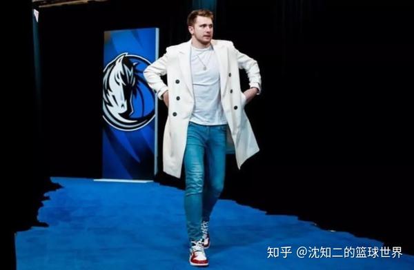 詹姆斯和东契奇这样的天才锋线助攻手最终都会偏爱弧顶和腰位
