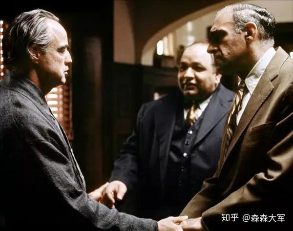 葬礼,甚至没有几次干净的 握手和真诚的 拥抱…… 教堂内教父在祷告
