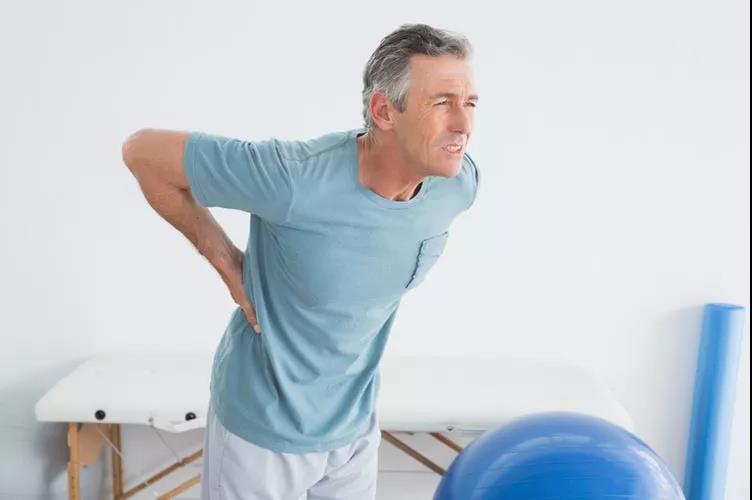 中老年人易患腰突医生教您3个锻炼方法解决腰椎疼痛