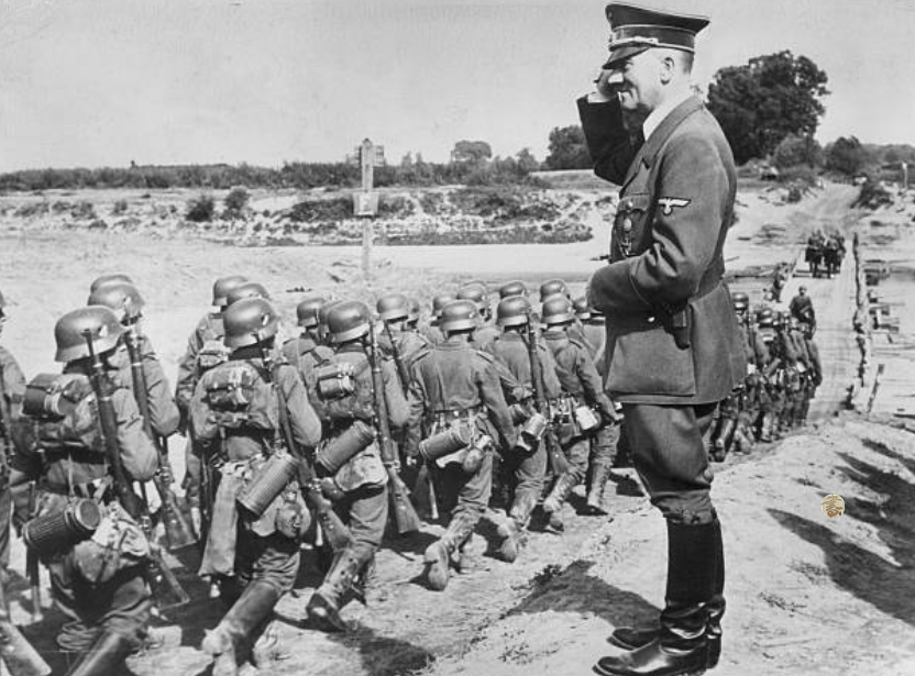 二战老照片:波兰战役中的真实景象,德军在华沙举行胜利阅兵