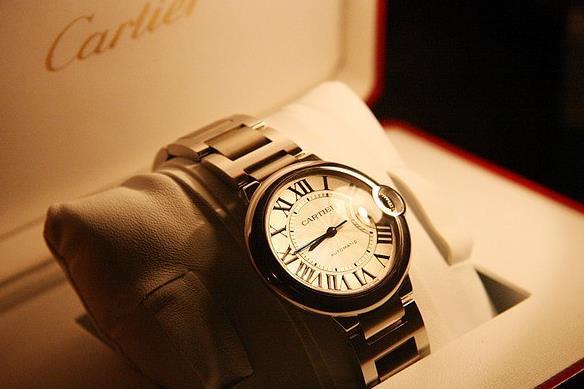 2、我想问一下这款卡地亚手表值多少钱？ ?背面写着pasha de cartier/swiss madecc