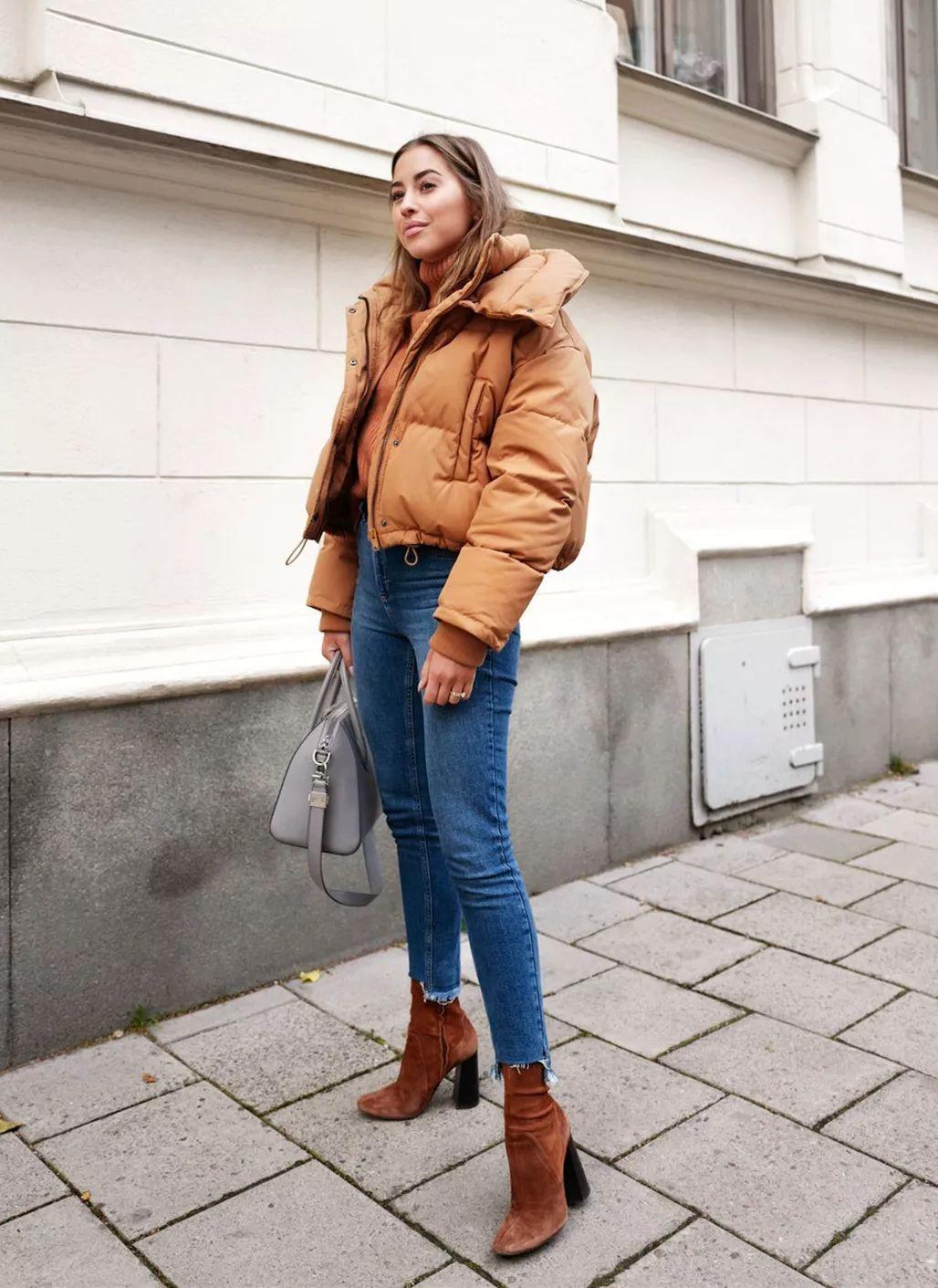 look1:羽绒服 直筒裤羽绒服的搭配其实重在选择搭配的单品,只要搭配的