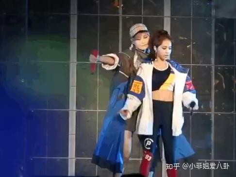 李宇春蔡依林演唱会再合作,舞台故障中,依然给大家展现视觉盛宴