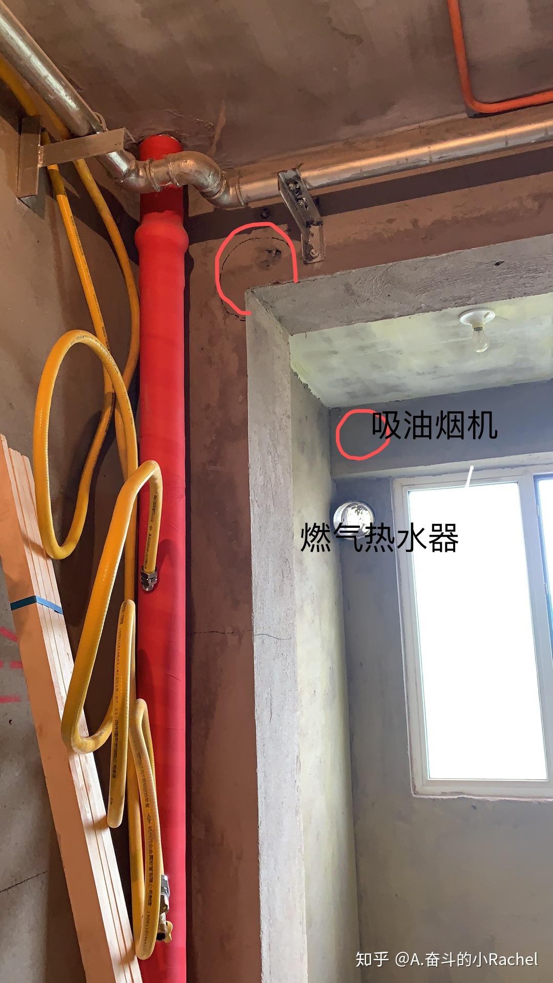 吸油烟机排烟管和燃气热水器的排烟管在一个方向但是有距离以后中间也