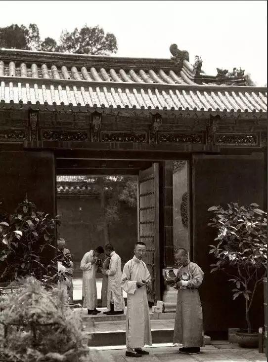 了大量的北京城风景建筑和民风民俗,如改造中的正阳门,颐和园玉带桥