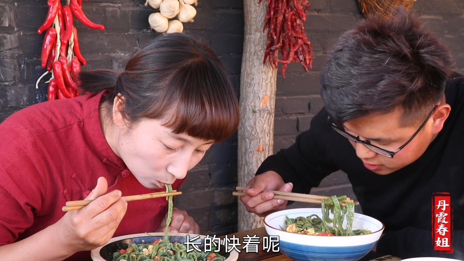 春姐拔了小白菜加土豆熬菜,满院飘香,全家1人1大碗,吃过瘾了