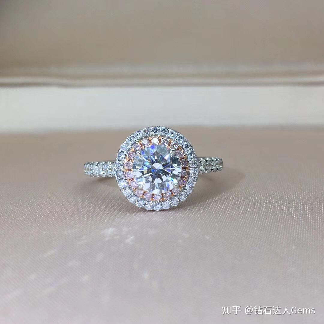 钻戒的款式,这个主要看个人喜欢,我个人觉得比较喜欢简单的款,比较