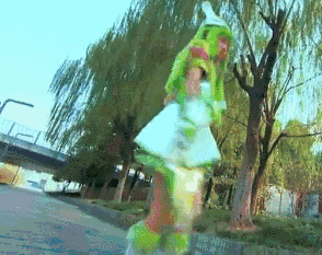 令人尴尬的剧情 前段时间《舞法天女》网剧里小朋友们动不动就要跳舞