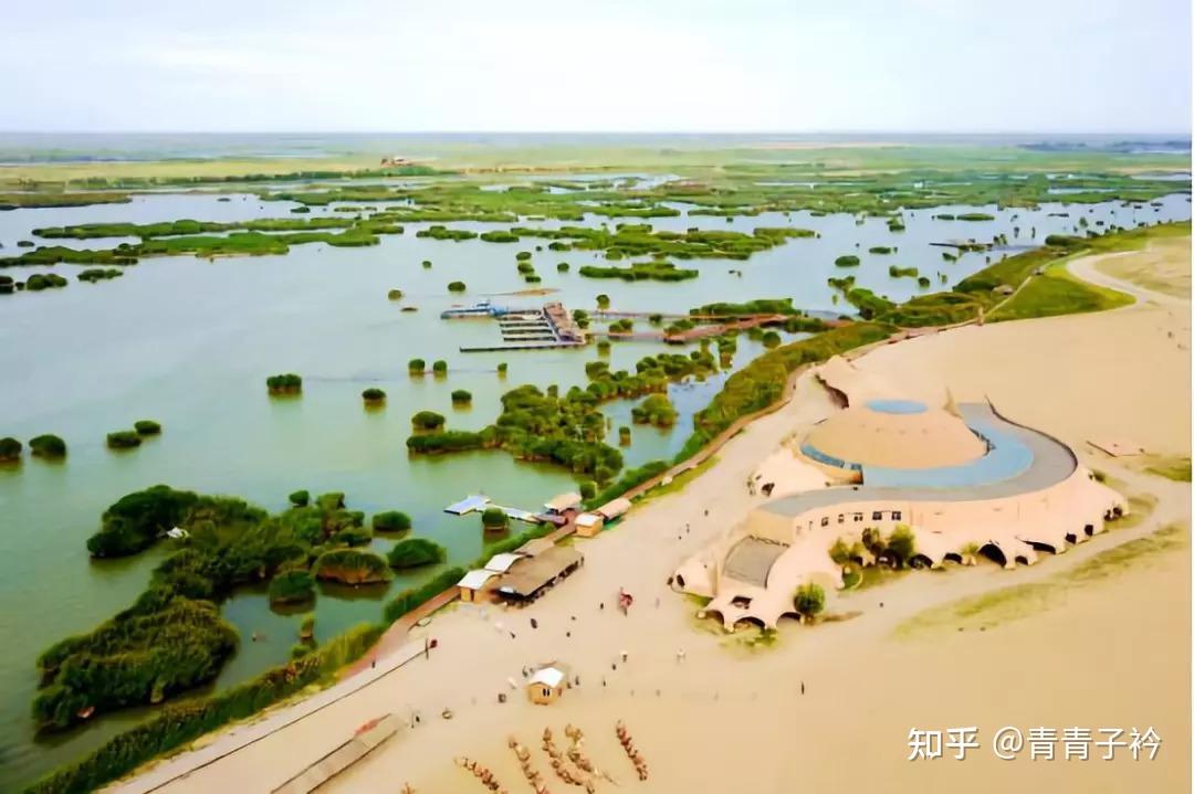 (1)沙坡头沙坡头景区分为黄河区和沙漠区,黄河区有羊皮筏子漂流,飞渡