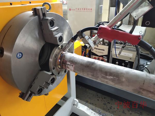 管道自动焊接设备运用:辽宁企业卡盘管道自动焊机焊接法兰